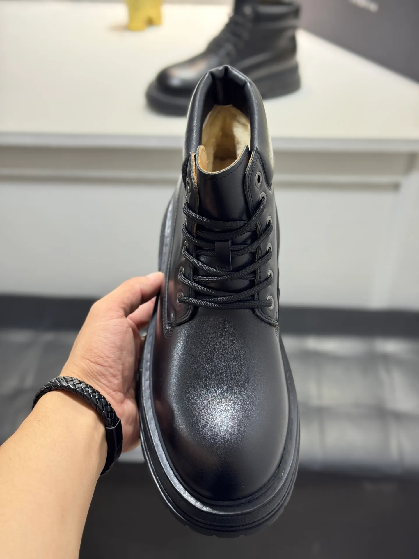 Men's men's shoes 💰660 [New style] 🦥🦥UGG - high-end quality 🔥Australian imported wool 🔥Full fur original single entry and exit counter without pressure, let you feel no replacement 💏The upper is made of first-layer cowhide 'all original Australian wool' Strict men's boots thick wool can be distinguished by the naked eye 💓Real wool keeps warm and does not smell like feet, warms the whole winter ✨Carefully crafted for those who know the goods🔥Size: 38-44 (45 customized